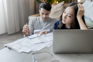 Casal preocupado com o endividamento